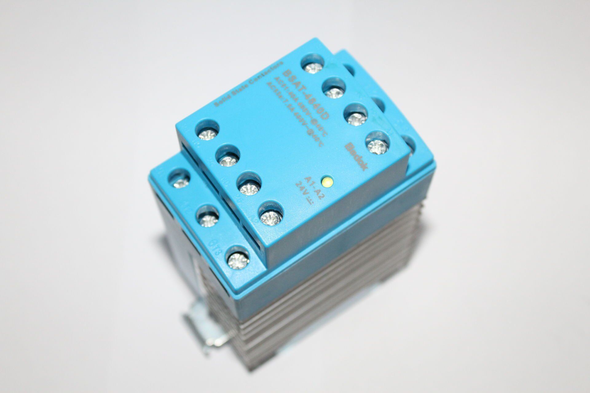 BSAT-4840D ELEKTRONİK KONTAKTÖR TETİK VOLTAJI 10-32VDC 2ENVERSÖR YARDIMCI KONTAK 40A SOLİD STATE KONTAKTÖRLER(SSR KONTAKTÖRLER)